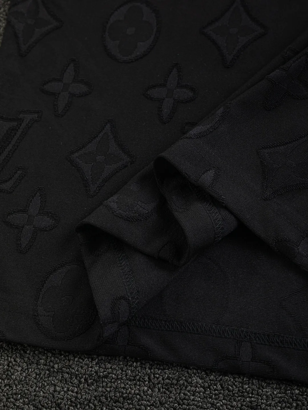 🅿️210 Louis Vuitton Louis Vuitton 1V Lujia slightly wide version S-XL LV25SS new product counter has new models at the same time, clover presbyopia letters all over the jacquard large logo letters 🪡 embroidered round neck short-sleeved T-shirt, the same style for men and women! Synchronized with the official website, pure cotton fabrics at the counter! It is close to the skin and comfortable, durable and easy to wear. It has a classic and simple logo design and meticulous original craftsmanship. Short-sleeves, a must-have item for men, are not the same as the general public, but must be unique and eye-catching. This LV short-sleeve is all about quality, comfort, the same shape and fashion as always, including the fabric and cutting process. All efforts have been made! 320 grams of washed pure cotton fabric, pure cotton is breathable, very refreshing and comfortable for daily wear. The rib knitting on the neckline is smooth and tight, and the neckline will not be skewed if you toss it at will. The loose version, you will find that it looks really good on the upper body. The overall is minimalist and neat, super versatile for daily use! Pair it casually with a pair of pants for a youthful look. A T-shirt will make your outfit crazy. It is a fashionable item that can never go wrong! Black, white, size: S-XL Size chart: S: Shoulder width 50-Bust 54-Length 70 M: Shoulder width 52-Bust 56.5-Length 72 L: Shoulder width 54-Bust 59-Length 74 XL: Shoulder width 56-Bust 61.5-Length 76
